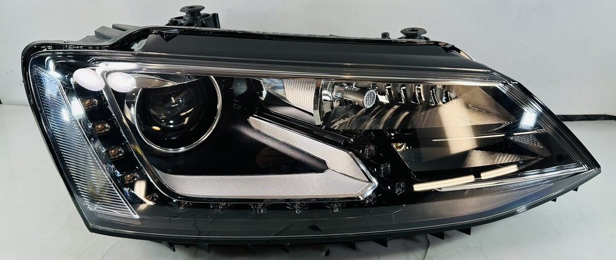 VW Jetta 6/7 Facelift Right Side Headlight
